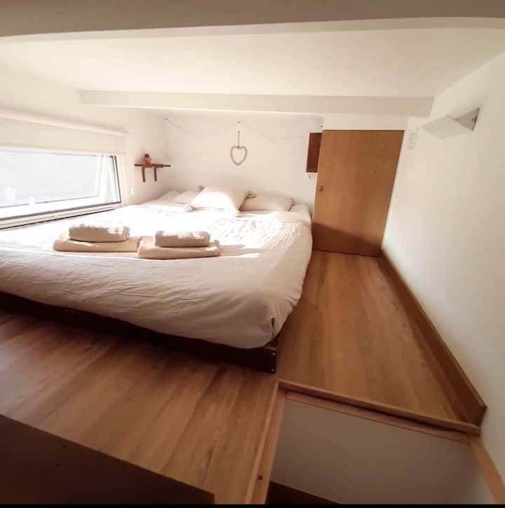 Udobna i ugodna spavaća soba s bračnim krevetom, dva ormara za odjeću i stvari, malim radnim stolom i dvije police odmah pored kreveta. 