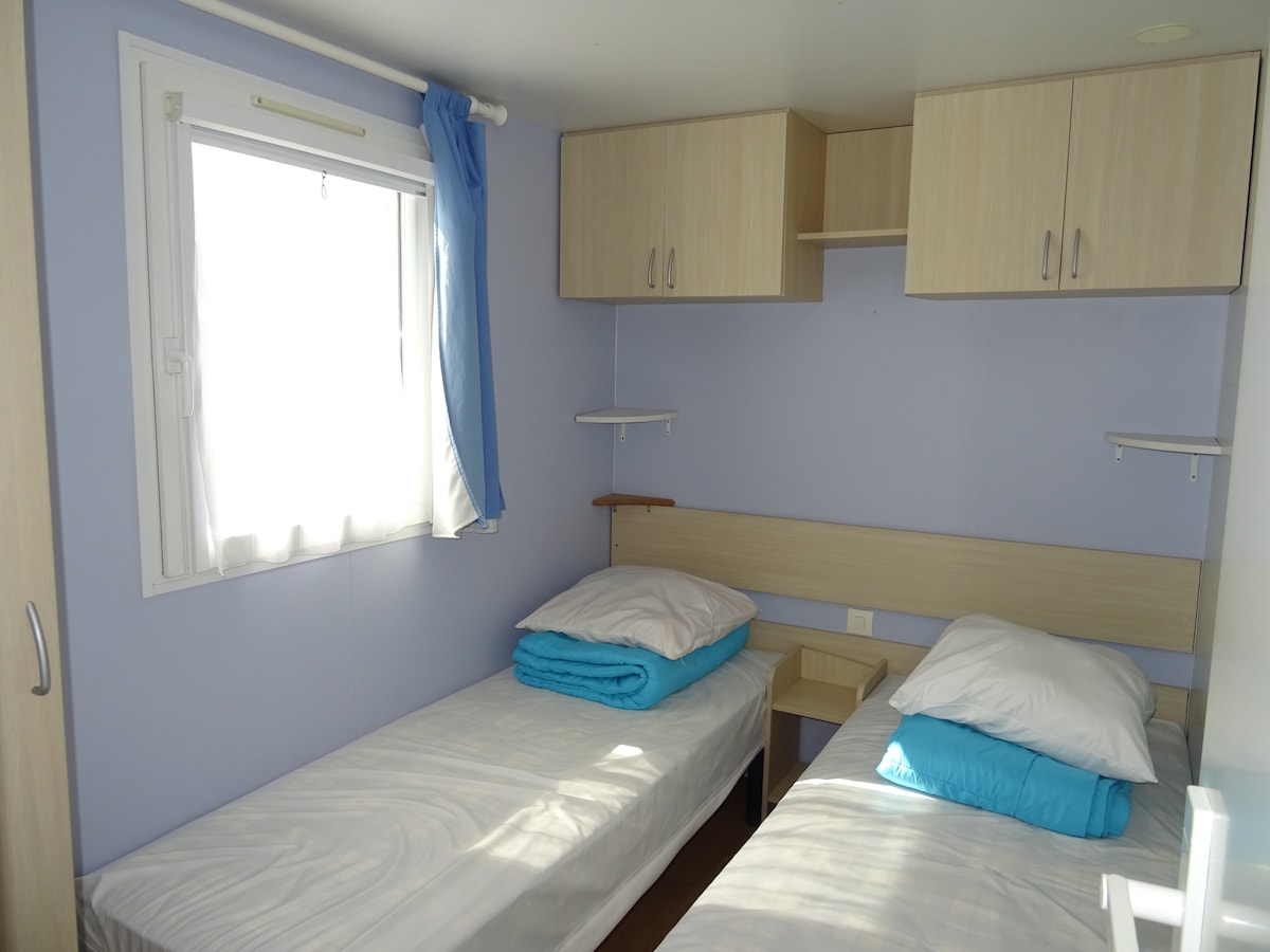 Спалня с 2 единични легла 80x190 см
