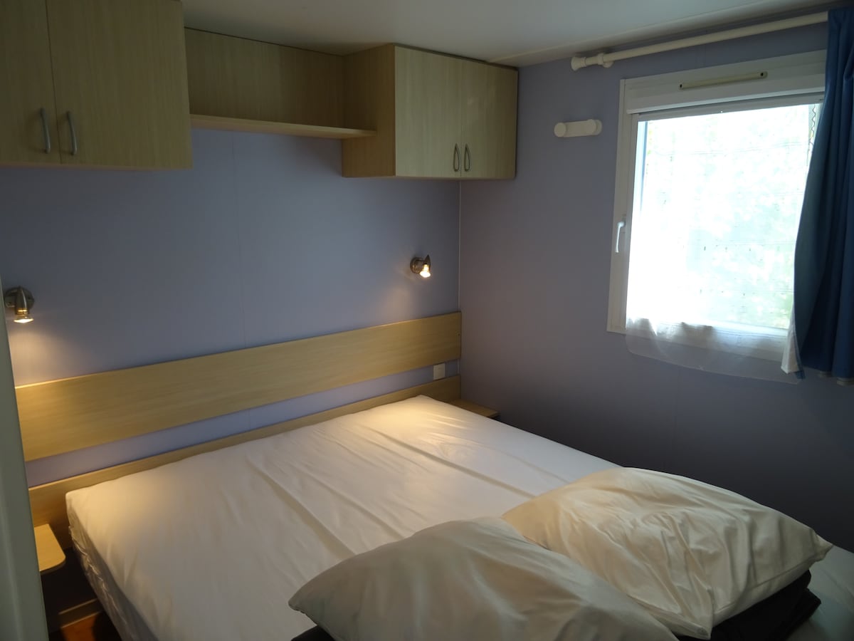 Основна спалня с 1 голямо двойно легло 160x200 см