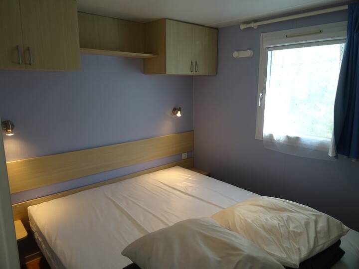 Chambre parentale avec 1 grand lit double 160x200 cms