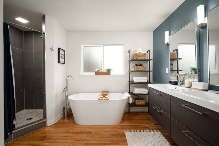 Luxury 3b/3b Hot tub, Sauna, Home Gym, Fenced yard gallery image 4