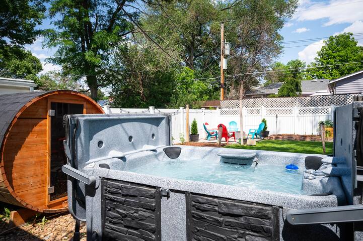 Luxury 3b/3b Hot tub, Sauna, Home Gym, Fenced yard