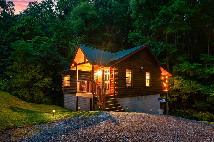 Romantic Sky Harbor Cabin w/ Hot Tub & Game Room