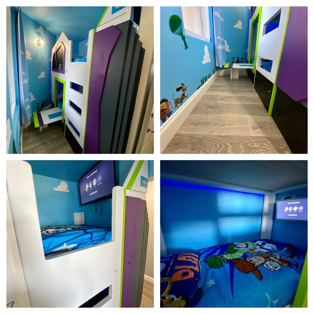 „Andy 's Room” Priča o igračkama Buzz Lightyear na kat s krevetima na kat s pametnim televizorima 