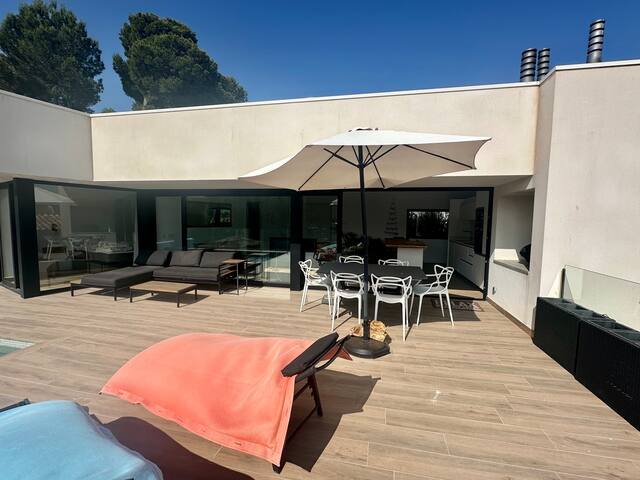 Villa with pool and air conditioning, sea view gallery image 2