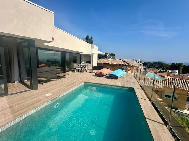 Villa with pool and air conditioning, sea view