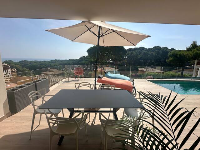 Villa with pool and air conditioning, sea view gallery image 5