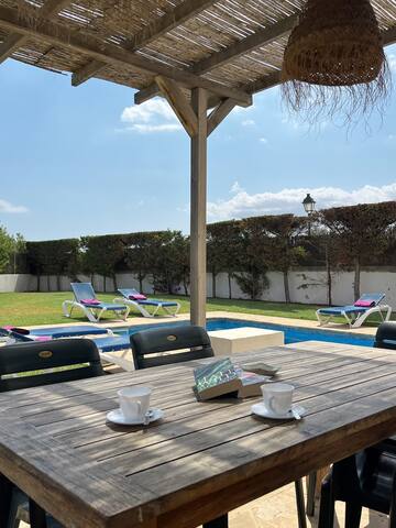 Villa elegante y moderna independiente con piscina