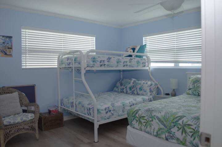 Chumba cha kulala cha pili kilicho na kitanda cha ukubwa kamili na mapacha juu ya ghorofa kamili na televisheni 