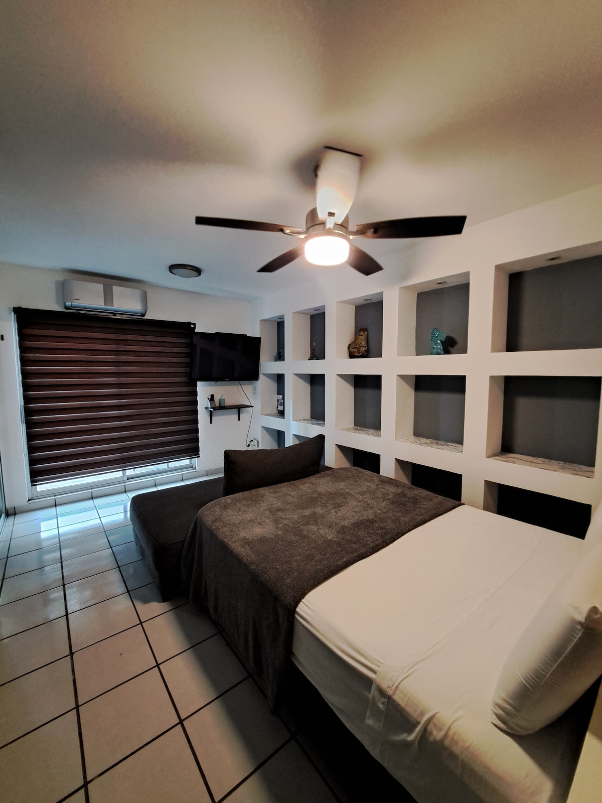 La T.V. 50" cuenta con Roku y chromecast con el cual podrás reproducir YouTube,  Netflix, entre otras aplicaciones de entretenimiento desde tu dispositivo móvil 