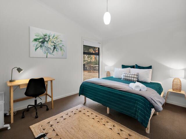 Escape to Bicheno near the bush, beach and golf gallery image 3