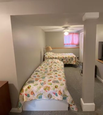 2 eenpersoonsbedden. Geen tv's beschikbaar in een van de slaapkamers beneden