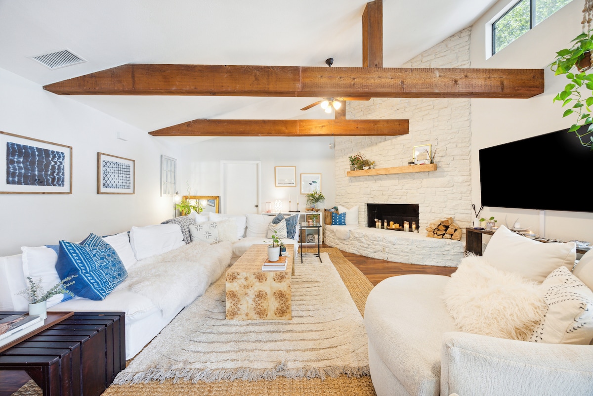 Top performing Airbnb: South Congress 2 Bdrm Stay | Boho Vibe + Backyard in Dawson