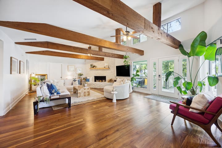 South Congress 2 Bdrm Stay | Boho Vibe + Backyard