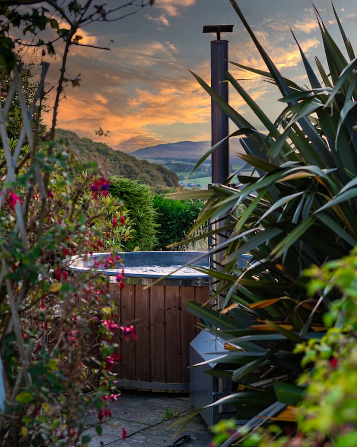 Tŷ Farm Retreat Mountain View + Nordic Hot Tub - Wales