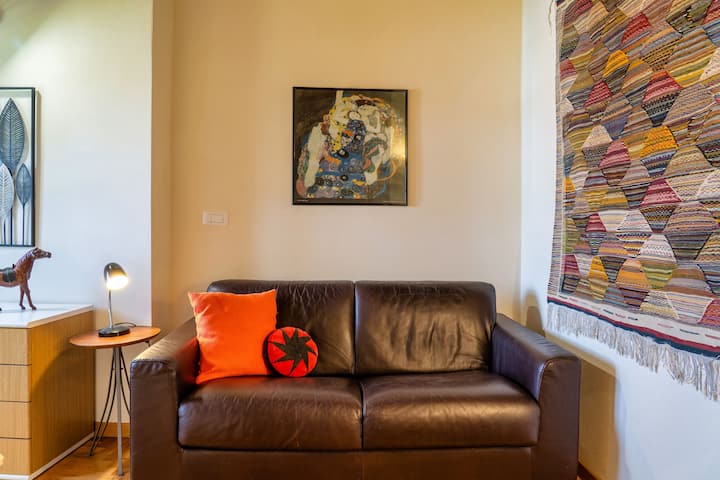 En la sala de estar puedes usar el sofá cama (120x180 cm) ideal para dos niños. La habitación tiene una puerta que te permite separar la sala de estar del comedor. Desde esta habitación tienes una bonita vista del campo.