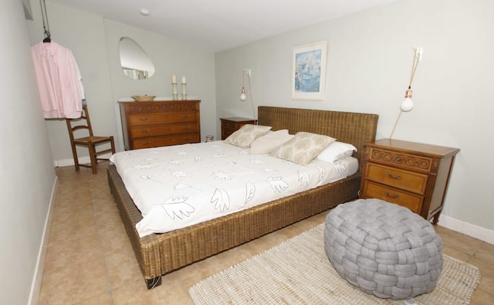 ห้องนอนชั้นล่างมีเตียงควีนไซส์และระเบียงส่วนตัวหันหน้าไปทางทิศตะวันออก