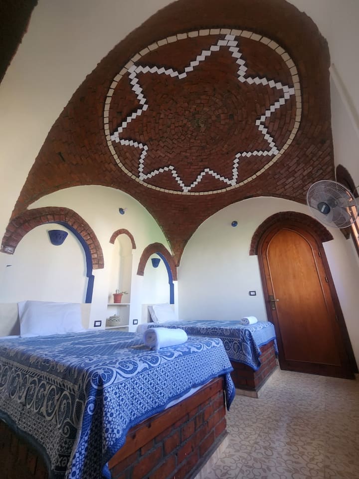Esta habitación de planta baja se abre al área de estar que aparece en las fotos de la sala de estar 2. Tiene 2 camas dobles, un vestidor y un armario abierto con estante y estantes para ropa y guardar artículos personales. El baño de abajo está al lado de esta habitación.