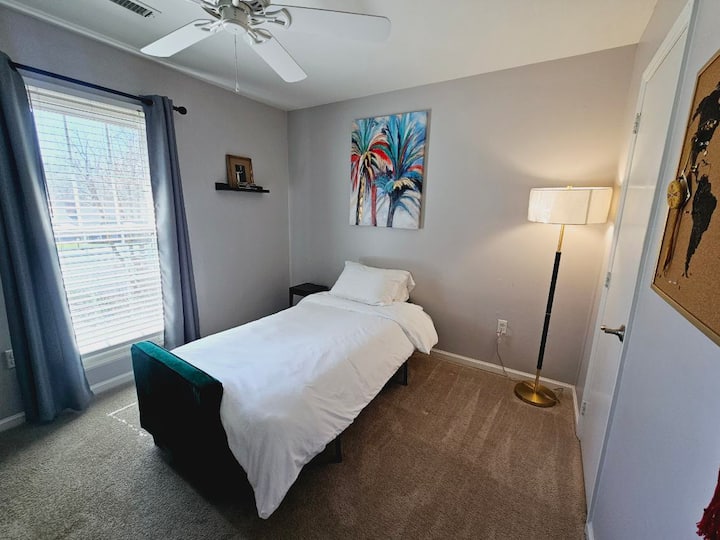 Спална соба 2 од 2: Футон се наоѓа на речиси целосен кревет со постелнина + тивок простор за работа со биро.