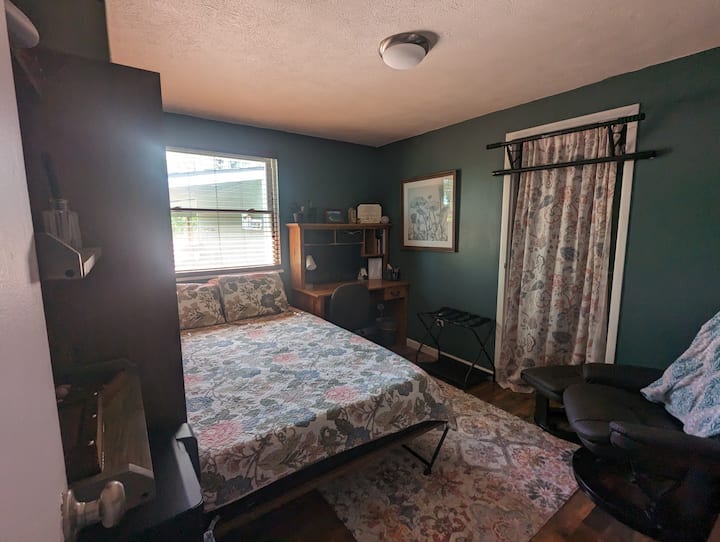 Small bedroom/office with Murphy bed open
