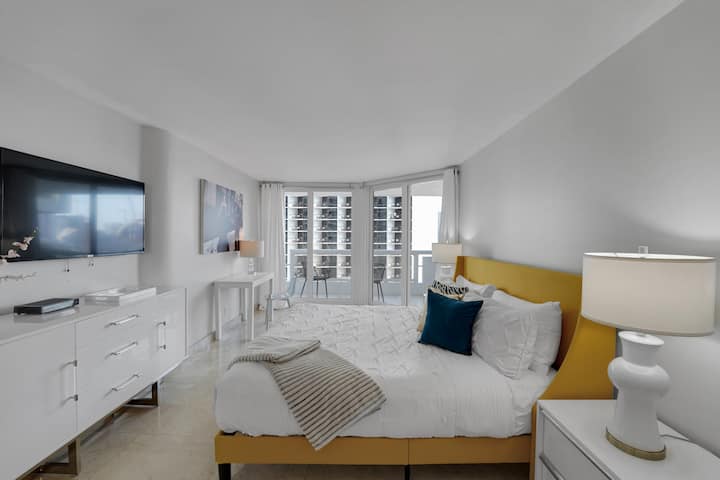 ห้องสวีทห้องนอนใหญ่เตียงคิงไซส์ทีวีโรกุโต๊ะทำงานทางเข้าระเบียงตู้เสื้อผ้าแบบวอล์คอินพร้อมตู้นิรภัยโต๊ะเครื่องแป้งห้องน้ำใหญ่