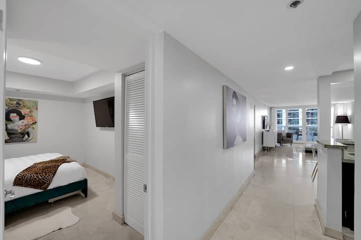 ทางเข้าวิวด้านซ้ายของห้องนอนที่ 3 (ภายใน) เตียงควีนไซส์ทีวี Roku ตู้เสื้อผ้าไม่มีหน้าต่าง 