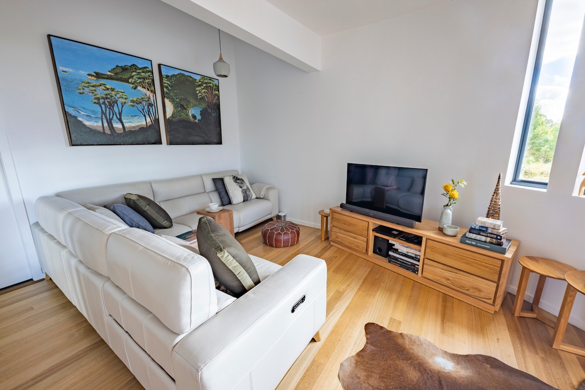 Top Airbnb: Tasmanian Design House + Breakfast in Tasman