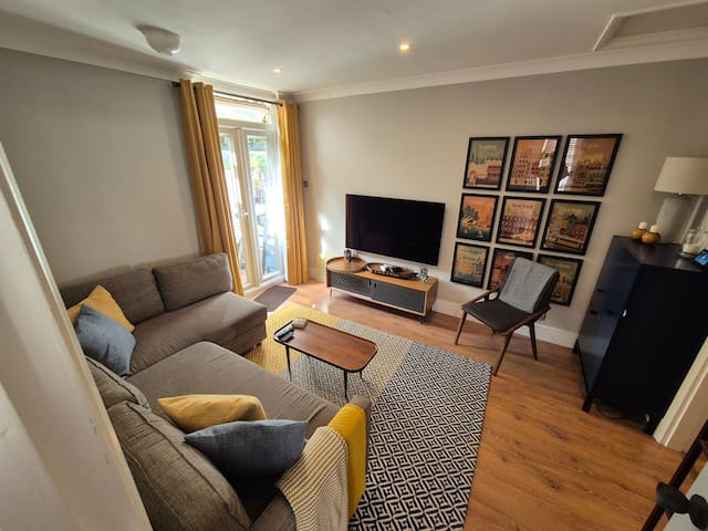 Newly Refurbed flat with balcony Oval/Kennington