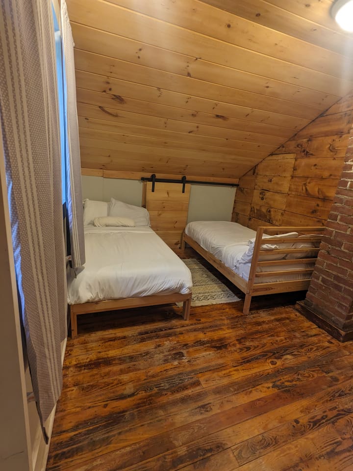 Vitanda viwili viwili. mlango unaoteleza unatoa ufikiaji wa roshani (lango la mtoto limefungwa)