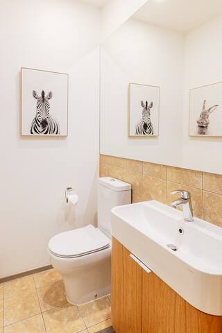 Art House apt. w/ three bedrooms gallery image 4