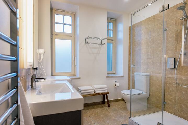 Art House apt. w/ three bedrooms gallery image 5