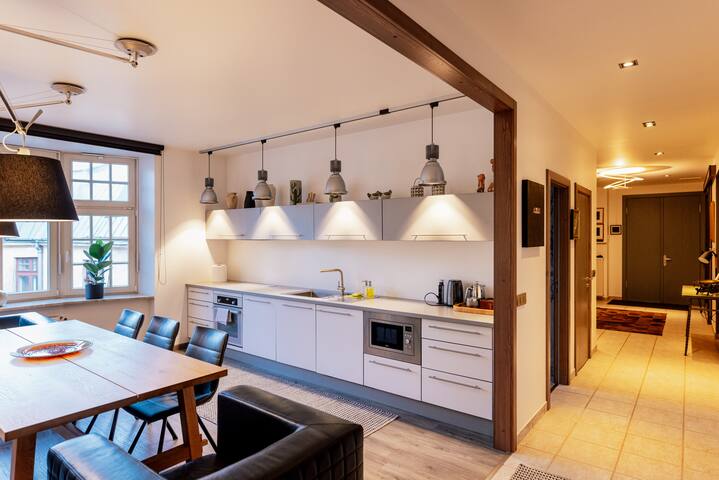 Art House apt. w/ three bedrooms gallery image 2