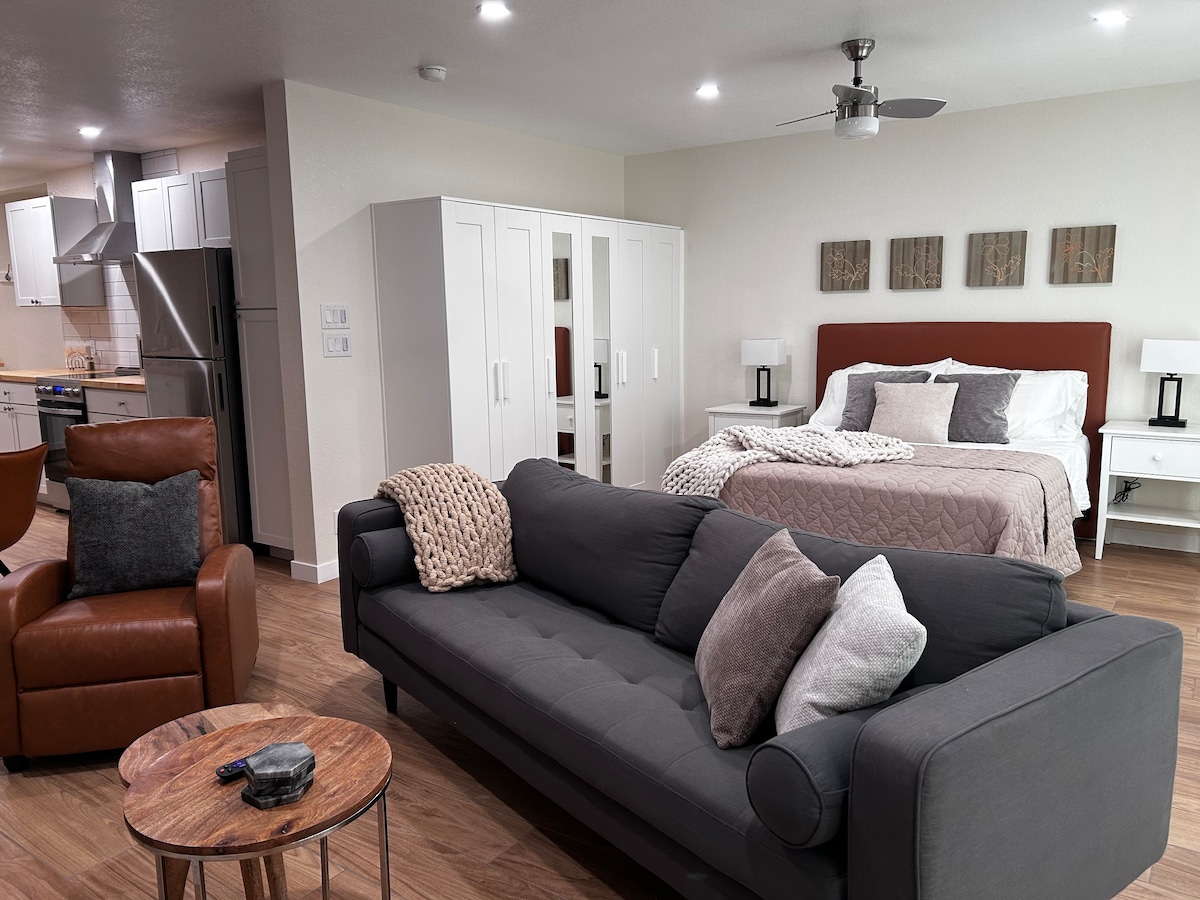 Top Airbnb: Stylish Studio Apartment, Pool, 40 min to Sequoias in Visalia