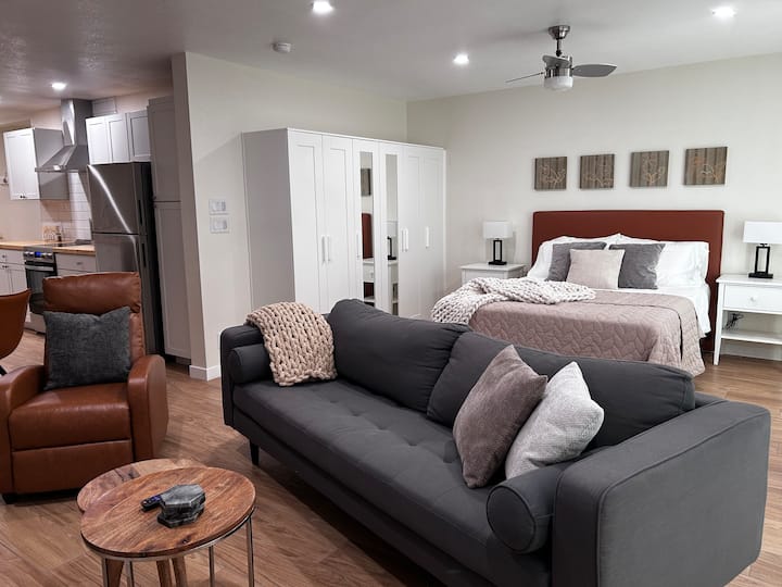Stylish Studio Apartment, Pool, 40 Min To Sequoias - Visalia, CA