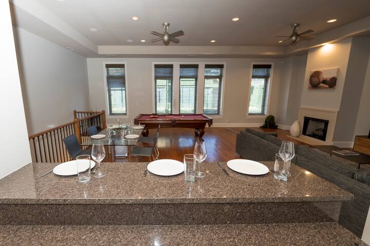 4 Bedroom with Pool Table steps from Wrigley gallery image 4