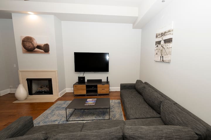 4 Bedroom with Pool Table steps from Wrigley gallery image 2