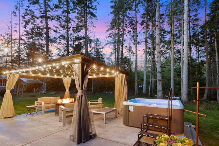 Hot Tub / Private Beach + Pet Friendly - Langley, WA