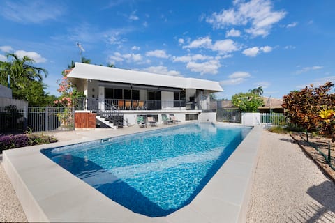 Arafura Blue: Walk Everywhere along the Foreshore