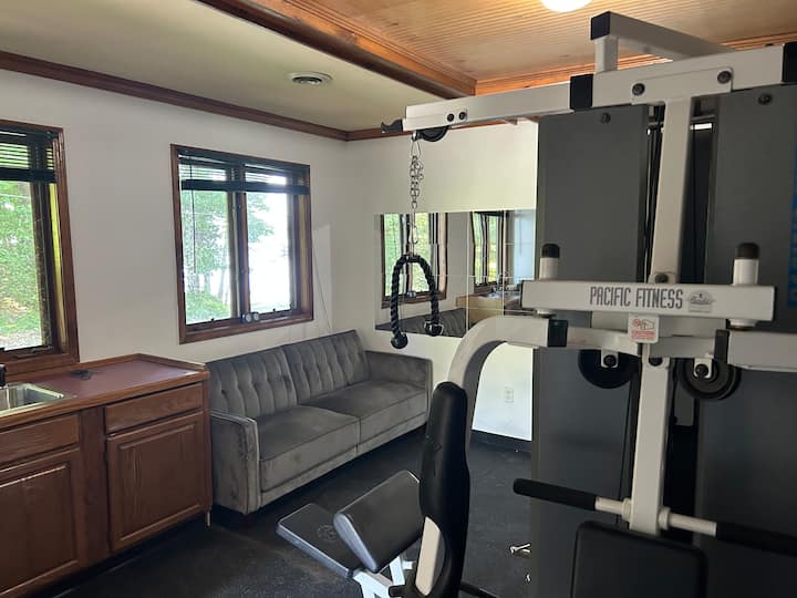 Gimnasio recientemente renovado con cinta de correr, máquinas de pesaje, pesas libres... El sofá cama sirve como sexto baño privado, incluido el baño completo.