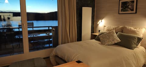 Studio with stunning views of Lac de Saint-Point.