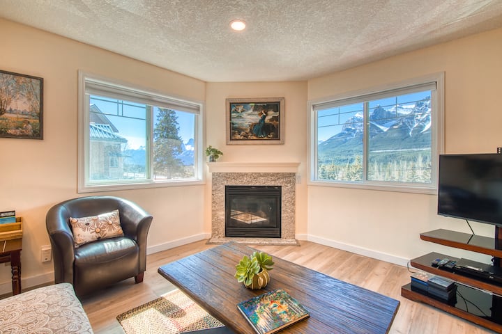 Mountain Hideaway- Hot Tub, Free Parking, View, 2br, Sleeps 8 -B212 - Banff-Nationalpark