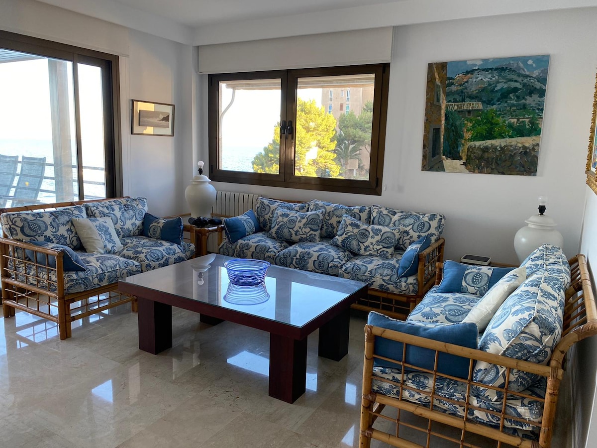 Popular Airbnb listing: Luxurious seafront apartment (renovated in 2024) in Calvià