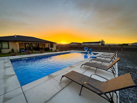 Relax & Swim! Large Private Pool + 3 Ensuite BRs
