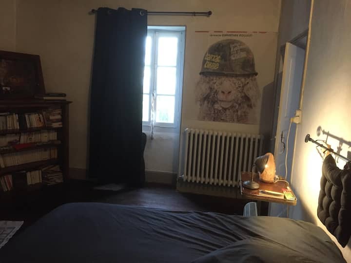 מיטה זוגית בחלון הדרומי, חדר שינה 3