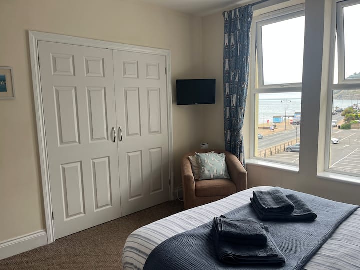 Abre las cortinas por la mañana para ver la vista al mar. 