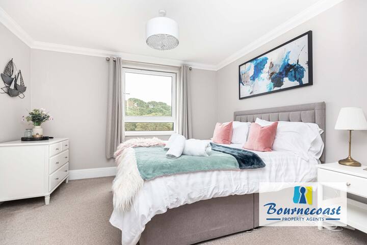 Bournecoast: Modern Flat-balcony-parking-fm6326 - Bournemouth