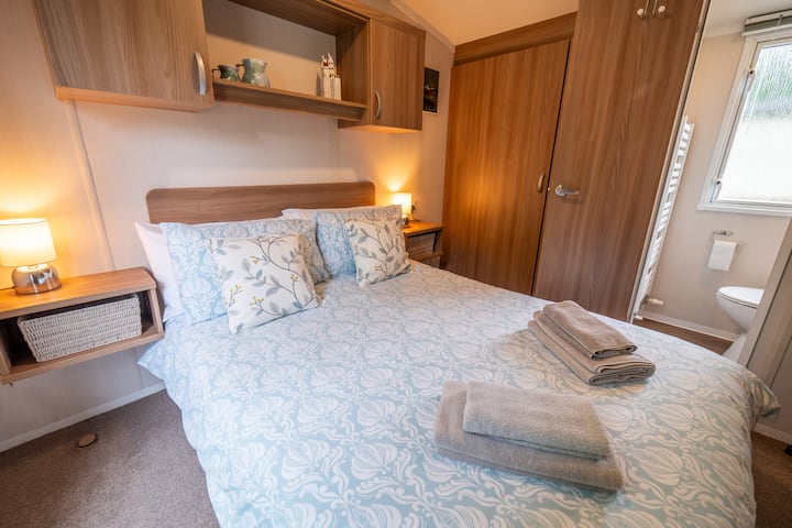 Има доволно простор за гардероба и сопствен апартман.