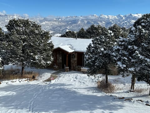 Mountainside cabin, stunning views, spacious