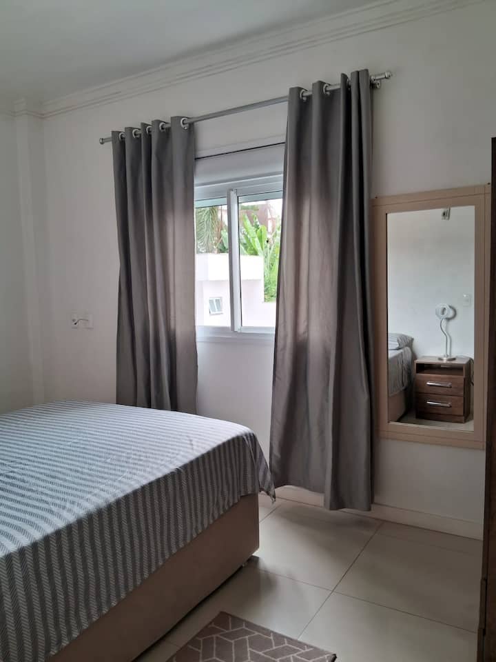 Dormitorio con 1 cama doble, aire acondicionado dividido y armario. 