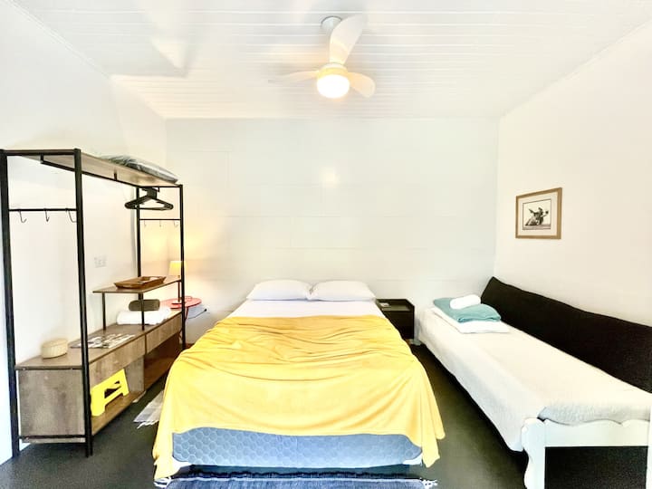 Mpangilio wa chumba 1 chenye nafasi kubwa na kitanda cha watu wawili na kitanda cha mtu mmoja, kinachokaribisha watu 3